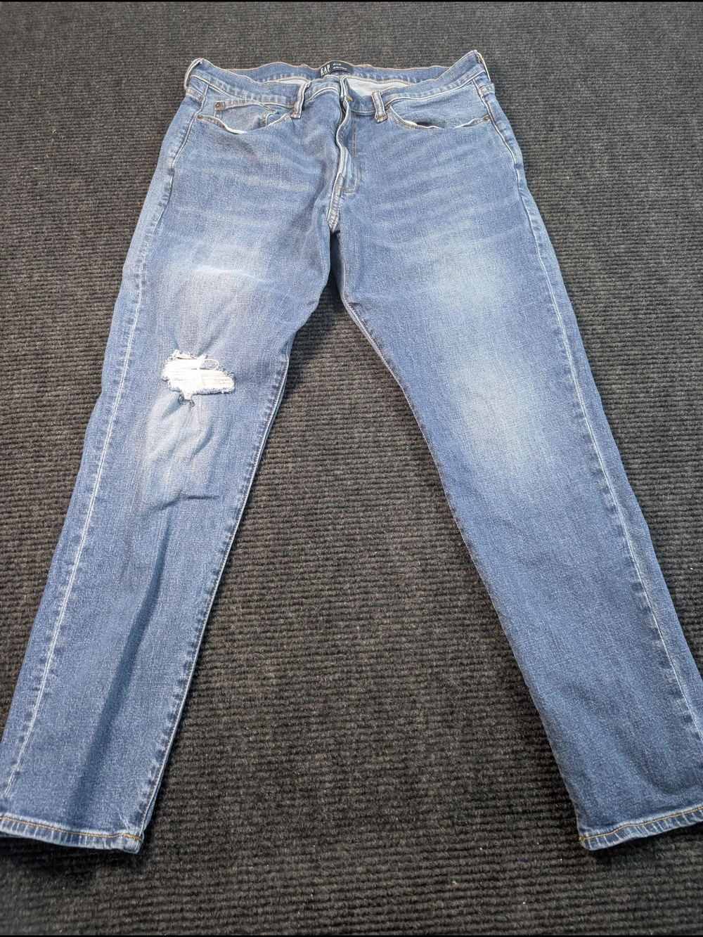GAP Men’s Light Blue Straight Jeans with Knee Rip